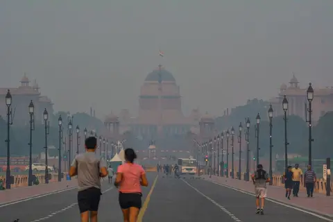 A hazy Delhi skyline covered in thick smog from air pollution
